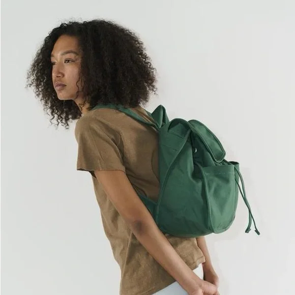 baggu drawstring canvas backpack bag in eucalyptus - Picture 8 of 9